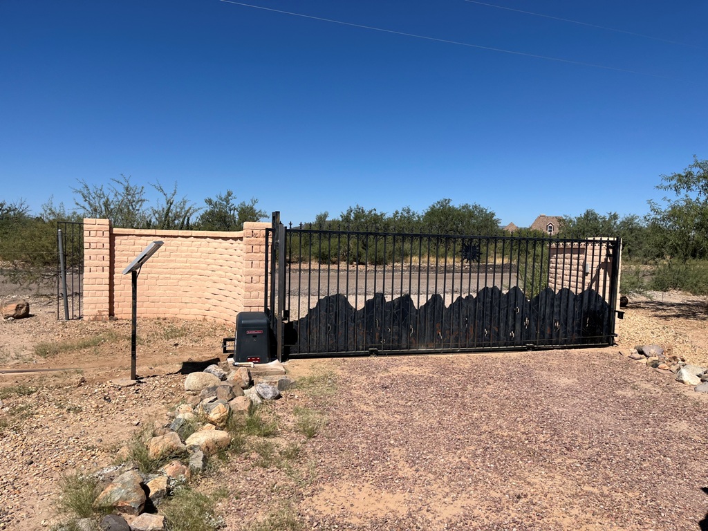 Sliding gate with solar power 2